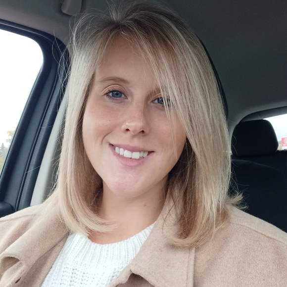 Meet your Posher, Emily - Picture 1 of 2